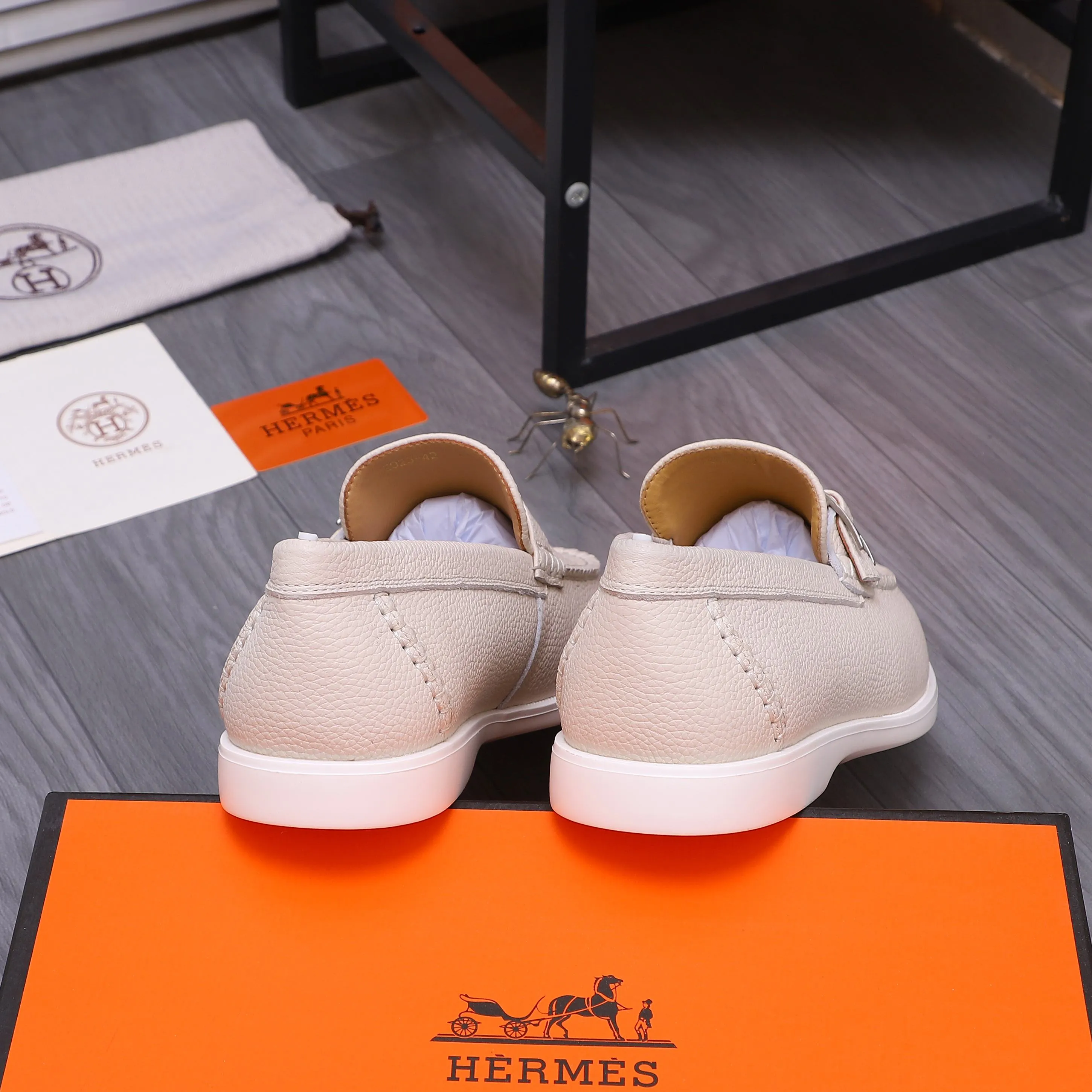Men's shoes 💰p560 Product trademark: HERMES "Hermes" casual slip-on men's shoes. Regular size: 38-46 (45.46 is custom-made and non-returnable) Product materials: Selected pebbled cowhide upper, cowhide lining, original foam rubber ultra-light sole